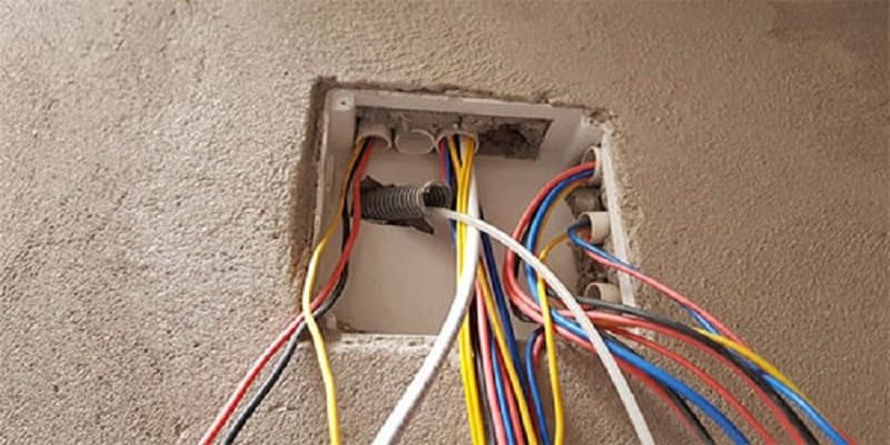 Dây có đường kính nhỏ sẽ giúp bạn dễ dàng luồn vào trong tường