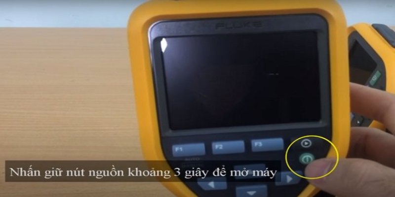 Hãy khởi động thiết bị bằng cách nhấn và giữ nút nguồn trong khoảng 3 giây