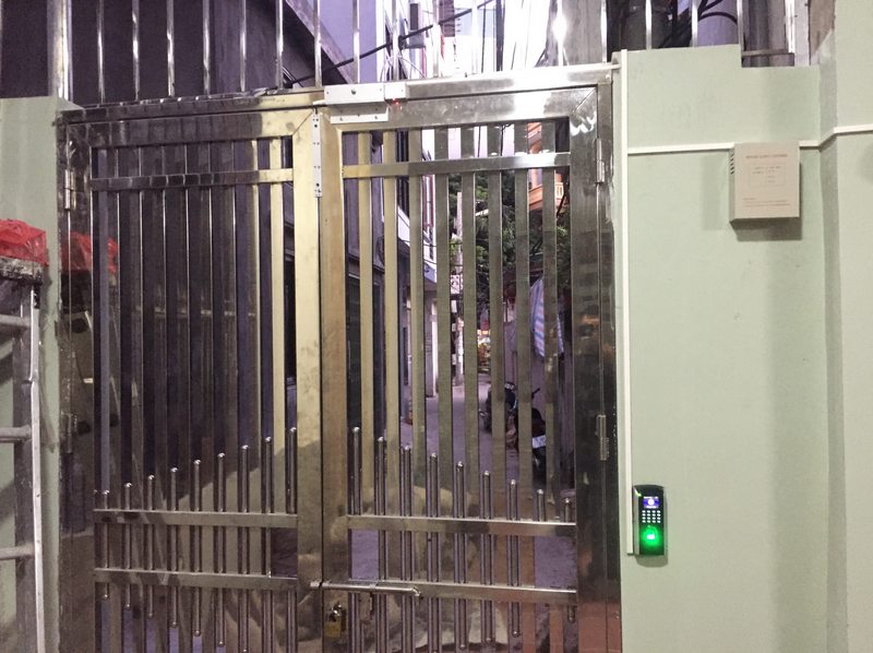 Khóa vân tay có lắp được cho mọi loại cổng sắt không?