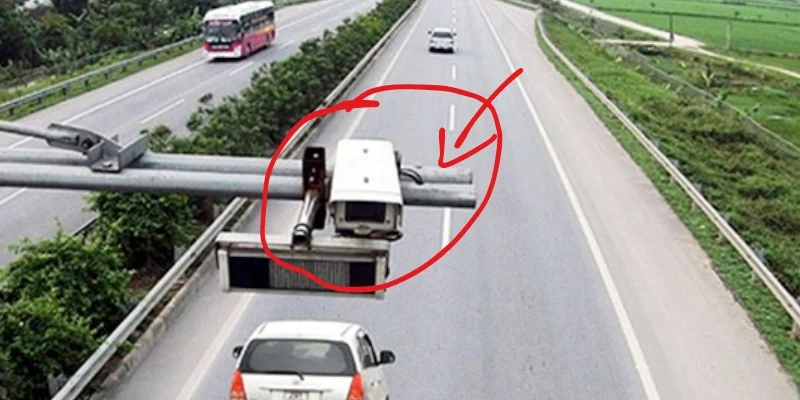 Camera phạt nguội thường có kích thước lớn hơn camera an ninh dân dụng